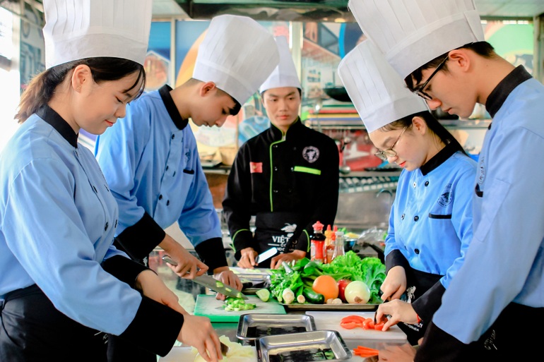 Học quản trị bếp có thể làm thuê, làm chủ, hoặc ra nước ngoài làm việc - 1