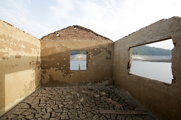 Ngôi làng ma bất ngờ nổi lên giữa hồ nước ở Tây Ban Nha sau 30 năm - 4