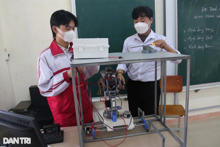 Học sinh chế tạo robot lấy mẫu xét nghiệm Covid-19 - 4