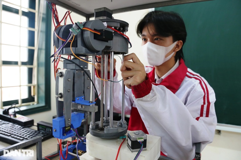 Học sinh chế tạo robot lấy mẫu xét nghiệm Covid-19 - 2