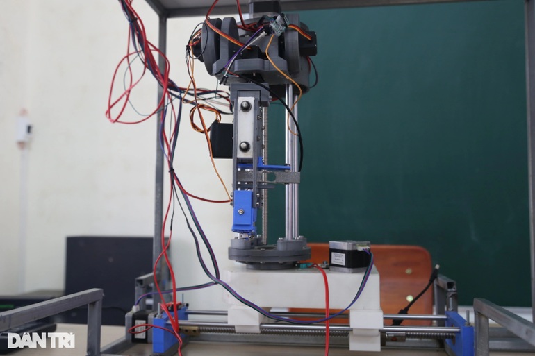 Học sinh chế tạo robot lấy mẫu xét nghiệm Covid-19 - 3
