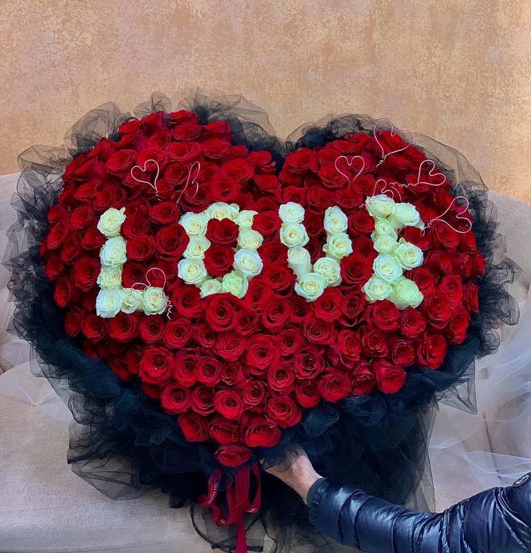 Nếu bạn đang tìm kiếm một món quà đặc biệt để tặng cho người yêu trong ngày Valentine, bó hoa trị giá 20 triệu chắc chắn sẽ là điều không thể bỏ qua. Từ những đóa hoa tươi tắn đến kiểu dáng vô cùng đẹp mắt, bó hoa này là một lựa chọn thật sự tuyệt vời!