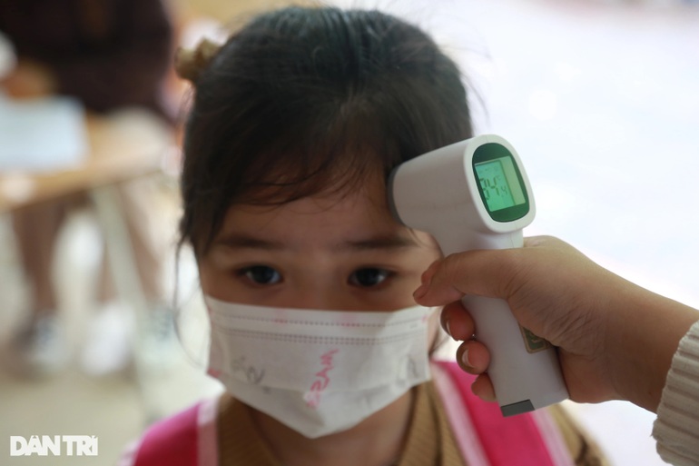 F0 tràn ngập trường học: Cô giáo bật khóc vì lớp chỉ có 3 học sinh - 2 F0 tràn ngập trường học: Cô giáo bật khóc vì lớp chỉ có 3 học sinh - 2