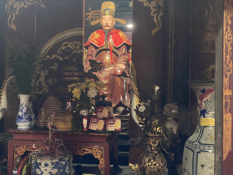 Khám phá bức tượng kỳ lạ biết đứng lên, ngồi xuống trong ngôi miếu cổ - 3 Khám phá bức tượng kỳ lạ biết đứng lên, ngồi xuống trong ngôi miếu cổ - 3
