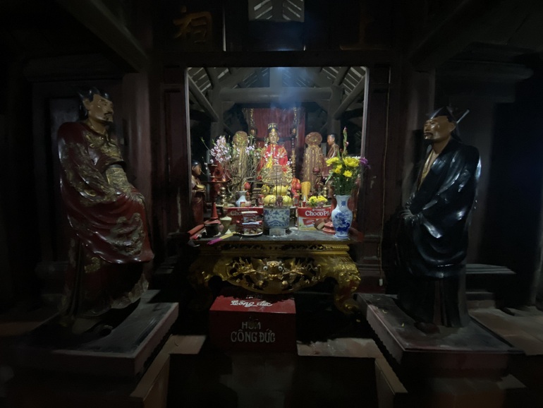 Khám phá bức tượng kỳ lạ biết đứng lên, ngồi xuống trong ngôi miếu cổ - 4 Khám phá bức tượng kỳ lạ biết đứng lên, ngồi xuống trong ngôi miếu cổ - 4