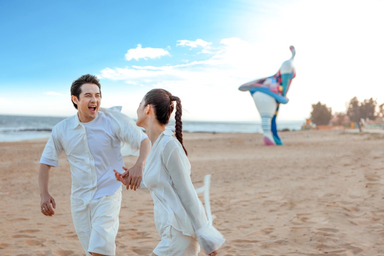 Đông Nhi - Ông Cao Thắng lái xe mui trần dạo biển Phan Thiết - 9 Đông Nhi - Ông Cao Thắng lái xe mui trần dạo biển Phan Thiết - 9