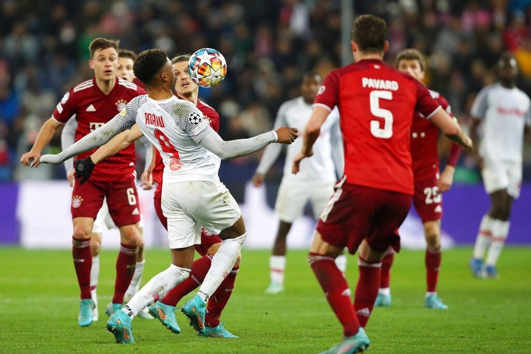 Lewandowski câm lặng, Bayern Munich may mắn thoát thua trên đất Áo - 1