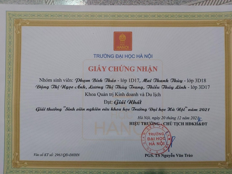 Nhóm sinh viên đoạt giải nhất về phát triển du lịch Hoàng thành Thăng Long - 1