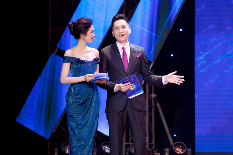 Tiết lộ danh tính nữ MC VTV xinh đẹp dẫn Gala trao giải Quả bóng vàng 2021 - 3 Tiết lộ danh tính nữ MC VTV xinh đẹp dẫn Gala trao giải Quả bóng vàng 2021 - 3