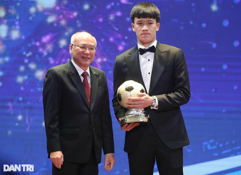 Nguyễn Hoàng Đức: Từ viên ngọc thô tới Quả bóng vàng Việt Nam - 1