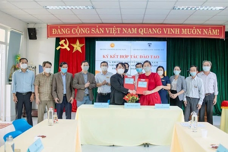Trường Cao đẳng Quảng Nam và Đại học Huế ký kết hợp tác đào tạo - 1