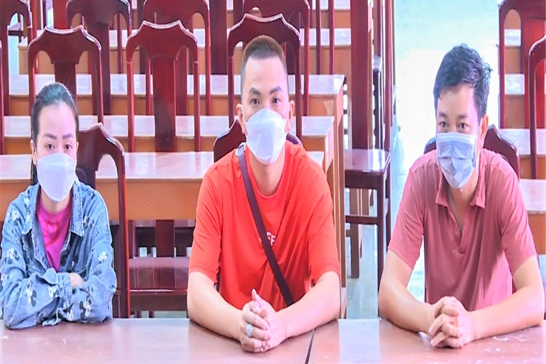 Chủ quán ốc thuê người biểu diễn phản cảm bị lập biên bản, xử phạt - 2 Chủ quán ốc thuê người biểu diễn phản cảm bị lập biên bản, xử phạt - 2