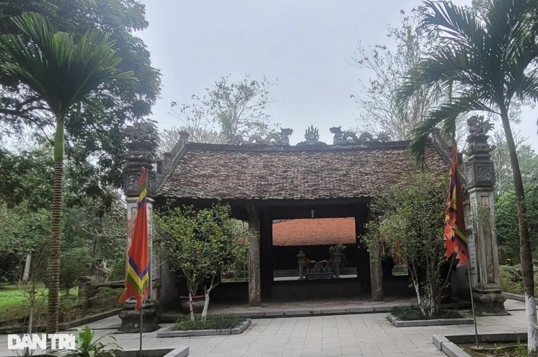 Bí ẩn đĩa đá cổ và đôi đũa thử độc của vua Lê - 2 Bí ẩn đĩa đá cổ và đôi đũa thử độc của vua Lê - 2