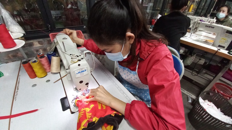 Ông chủ tịch đi xe lăn giúp 30 người điếc sống trong nhung lụa - 7 Ông chủ tịch đi xe lăn giúp 30 người điếc sống trong nhung lụa - 7
