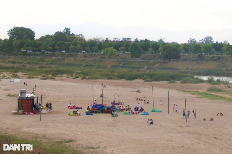 The beach by the river flows backwards, attracting tourists to come and have fun - 1