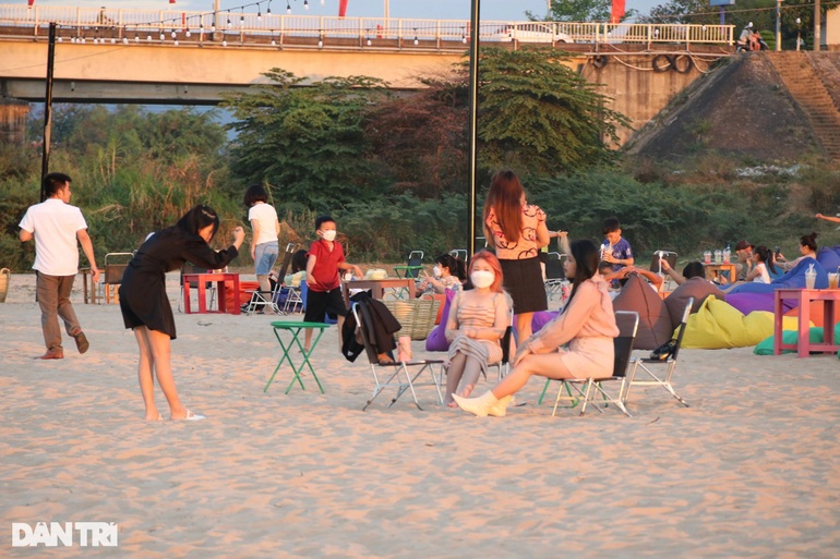 The beach by the river flows backwards, attracting tourists to come and have fun - 4