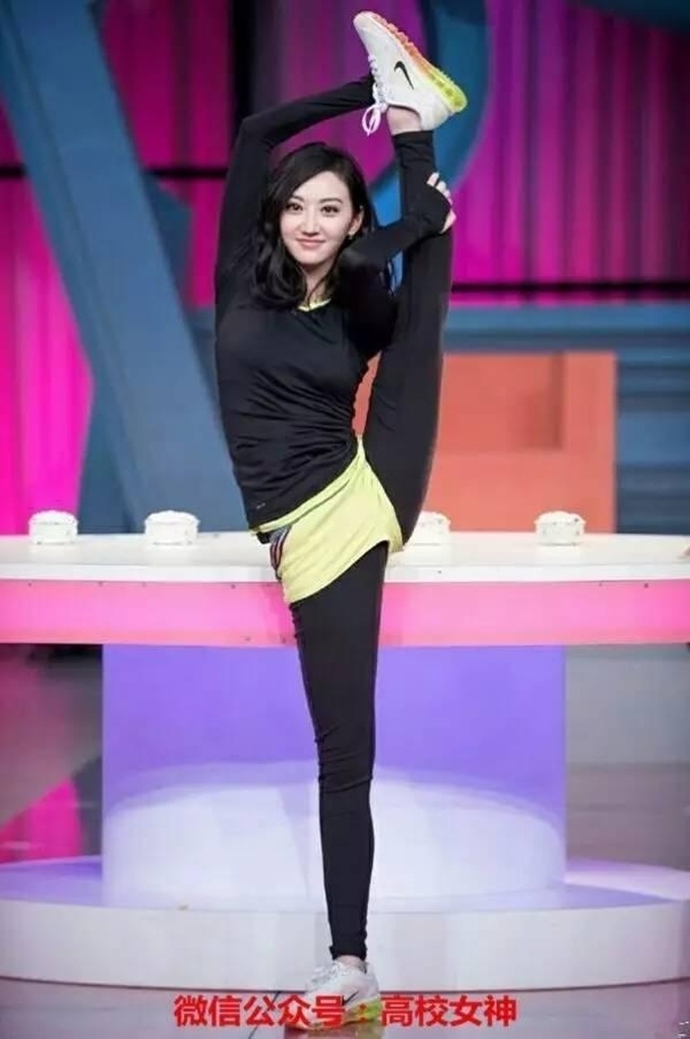 Trầm trồ trước tài bẻ lưng, xoạc chân của nhiều diễn viên Trung Quốc - 8 Trầm trồ trước tài bẻ lưng, xoạc chân của nhiều diễn viên Trung Quốc - 8
