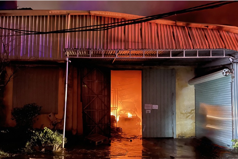 Lửa cháy rừng rực tại kho hàng đã bị đình chỉ hoạt động ở Hà Nội - 1 Lửa cháy rừng rực tại kho hàng đã bị đình chỉ hoạt động ở Hà Nội - 1