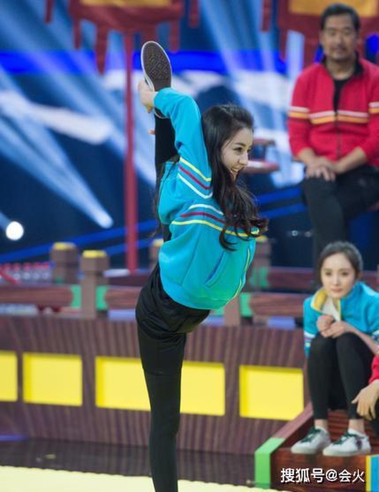 Trầm trồ trước tài bẻ lưng, xoạc chân của nhiều diễn viên Trung Quốc - 5 Trầm trồ trước tài bẻ lưng, xoạc chân của nhiều diễn viên Trung Quốc - 5