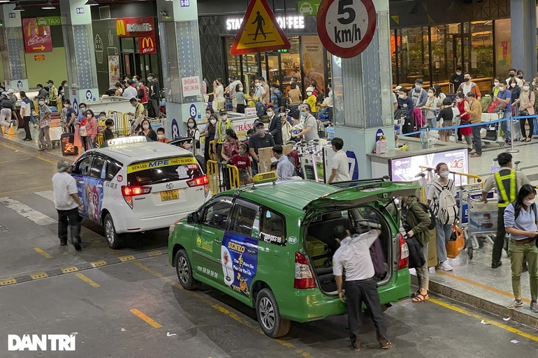 Bộ GTVT yêu cầu xử nghiêm nạn taxi ép giá ở sân bay Tân Sơn Nhất - 1