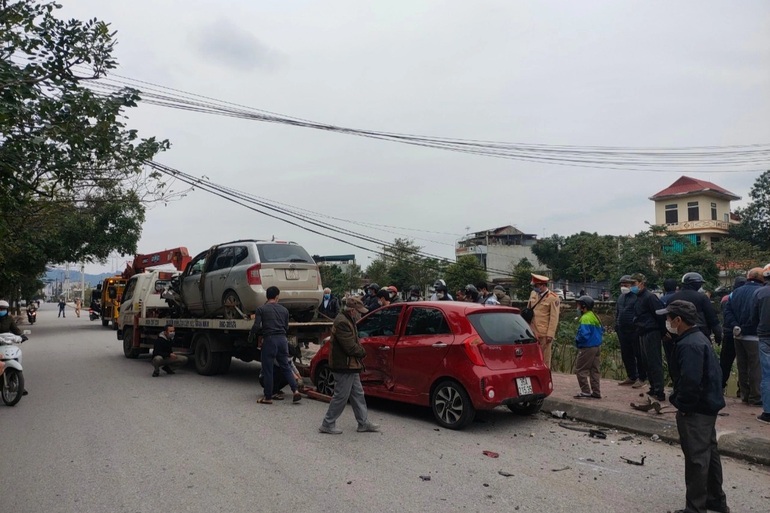 Bỏ chạy sau va chạm với xe máy, tài xế tiếp tục húc văng ô tô xuống kênh - 3 Bỏ chạy sau va chạm với xe máy, tài xế tiếp tục húc văng ô tô xuống kênh - 3