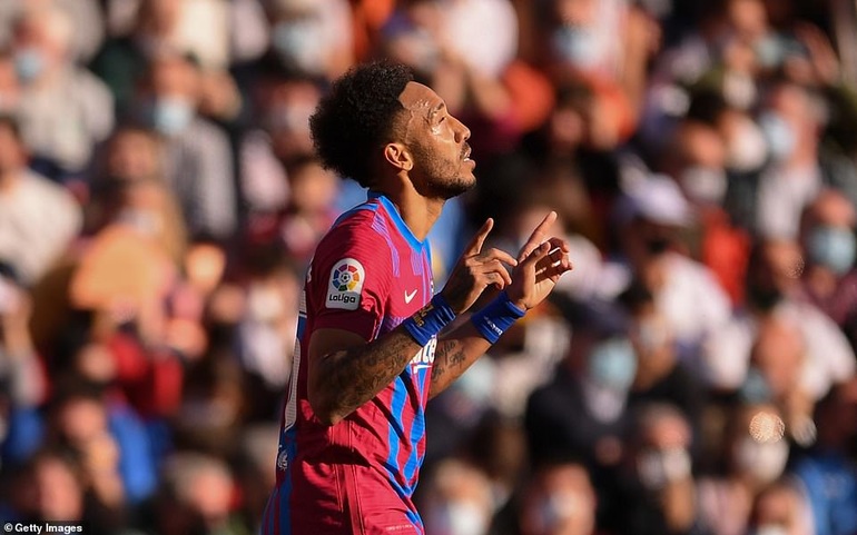 Aubameyang lập cú đúp, Barcelona thắng đậm trên sân Valencia - 1