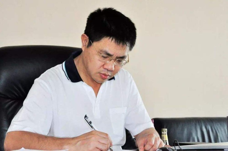 Từ cậu bé nghèo thành đại gia giàu có, xây biệt thự tặng cả làng - 1 Từ cậu bé nghèo thành đại gia giàu có, xây biệt thự tặng cả làng - 1