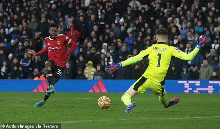Bị ném vật thể lạ vào đầu, sao trẻ Man Utd đáp trả bằng cái kết ngọt ngào - 4 Bị ném vật thể lạ vào đầu, sao trẻ Man Utd đáp trả bằng cái kết ngọt ngào - 4