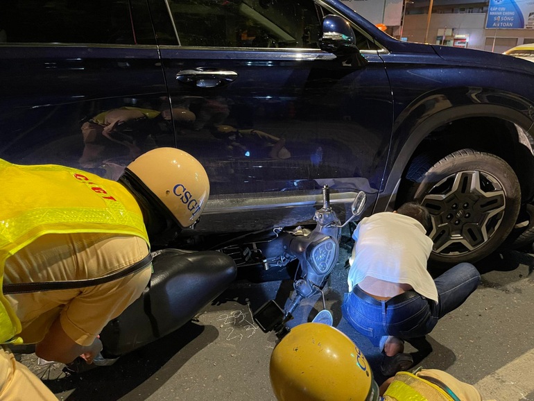 Ô tô 7 chỗ càn quét nhiều xe máy dừng đèn đỏ, 5 người bị thương - 2 Ô tô 7 chỗ càn quét nhiều xe máy dừng đèn đỏ, 5 người bị thương - 2