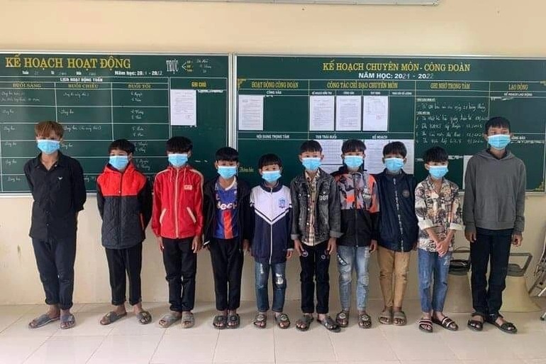 Lộ diện nhóm người dùng đá ném vỡ kính tàu SE7 - 1 Lộ diện nhóm người dùng đá ném vỡ kính tàu SE7 - 1