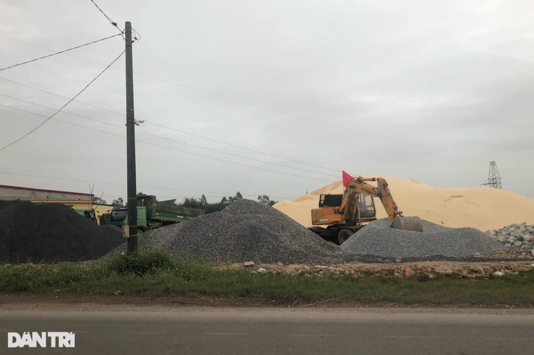 Bất an khi bãi tập kết vật liệu nằm ngay dưới đường điện cao thế - 4 Bất an khi bãi tập kết vật liệu nằm ngay dưới đường điện cao thế - 4