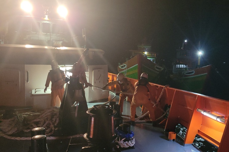 5 thuyền viên mệt mỏi, hoảng loạn trên 2 tàu cá sắp chìm - 2 5 thuyền viên mệt mỏi, hoảng loạn trên 2 tàu cá sắp chìm - 2