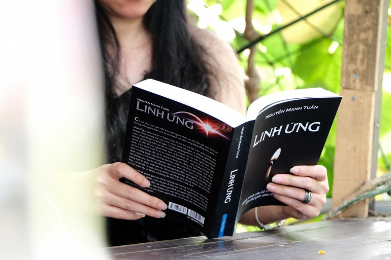 Linh ứng - Hành trình tâm linh và nỗi đau chiến tranh của người ở lại - 1 Linh ứng - Hành trình tâm linh và nỗi đau chiến tranh của người ở lại - 1