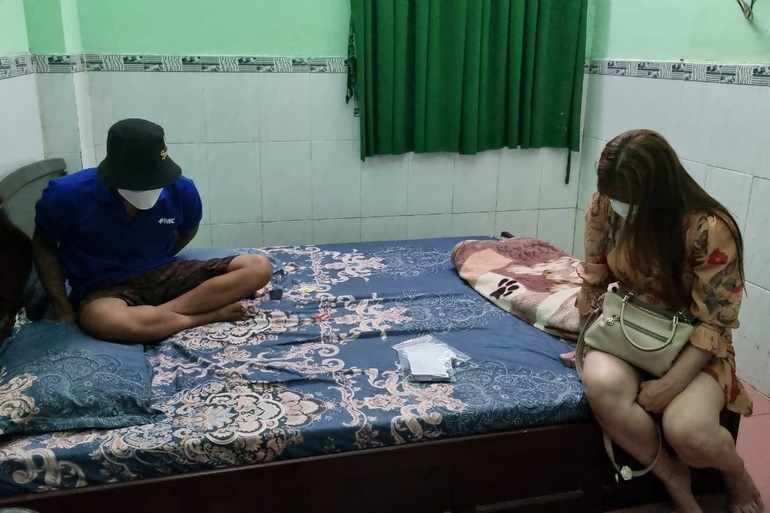 Bắt quả tang 3 gái bán dâm, cả 3 cùng khai ra một tú bà - 2 Bắt quả tang 3 gái bán dâm, cả 3 cùng khai ra một tú bà - 2