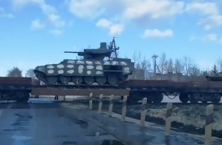 Thiết giáp Kẻ hủy diệt của Nga hướng về phía biên giới Ukraine - 1