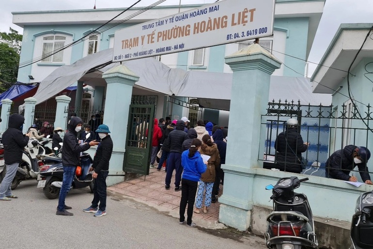 F0 ở Hà Nội xếp hàng dài tại trạm y tế đợi test xác nhận - 1 F0 ở Hà Nội xếp hàng dài tại trạm y tế đợi test xác nhận - 1