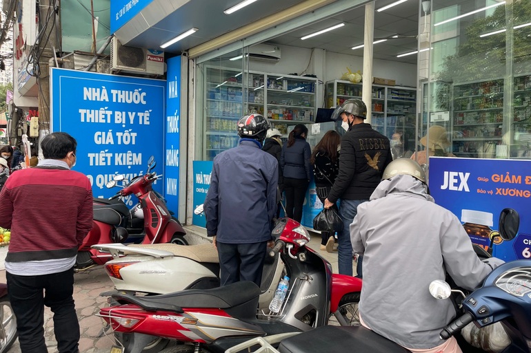 Hà Nội bùng nổ F0, kit test cháy hàng, dân chờ cả tiếng không mua được - 5 Hà Nội bùng nổ F0, kit test cháy hàng, dân chờ cả tiếng không mua được - 5