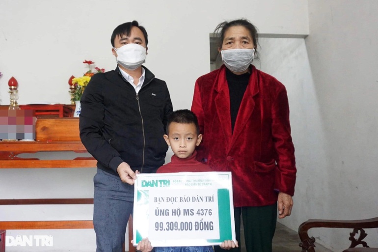 Trao gần 100 triệu đồng đến bé 6 tuổi mồ côi mẹ, bị bố chối bỏ - 1 Trao gần 100 triệu đồng đến bé 6 tuổi mồ côi mẹ, bị bố chối bỏ - 1
