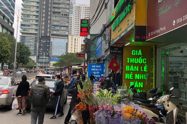 Hà Nội bùng nổ F0, kit test cháy hàng, dân chờ cả tiếng không mua được - 3 Hà Nội bùng nổ F0, kit test cháy hàng, dân chờ cả tiếng không mua được - 3