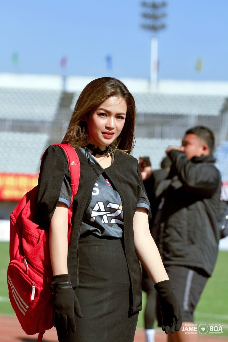 Nữ đại gia xinh đẹp Lào bơm doping tiền cho đội nhà trước trận Thái Lan - 4