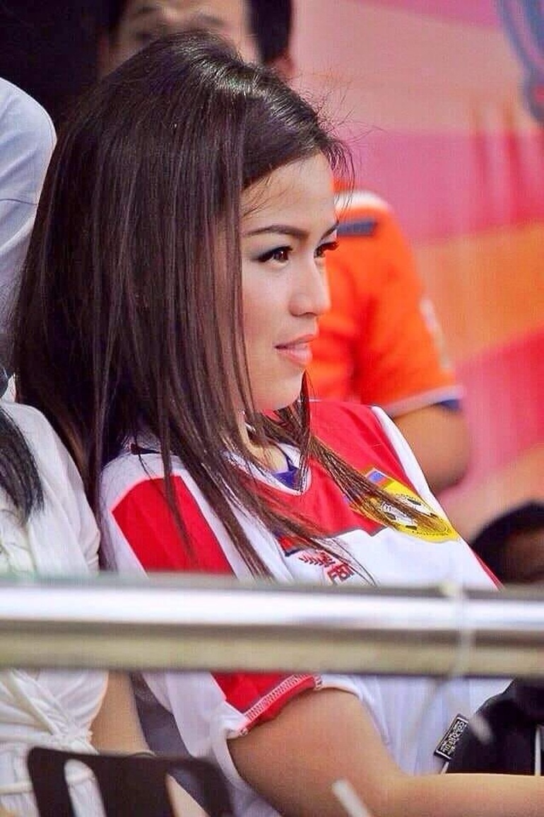 Nữ đại gia xinh đẹp Lào bơm doping tiền cho đội nhà trước trận Thái Lan - 1
