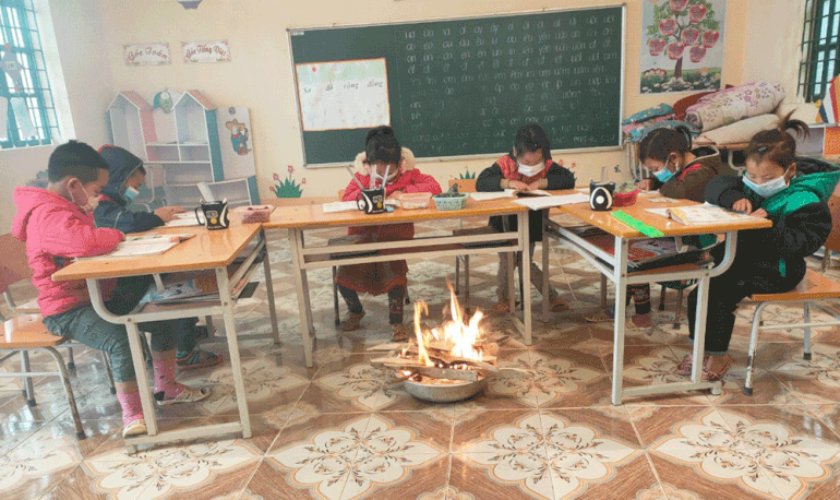 Học sinh Lào Cai căng mình chống chọi với giá rét 1 độ C - 2 Học sinh Lào Cai căng mình chống chọi với giá rét 1 độ C - 2