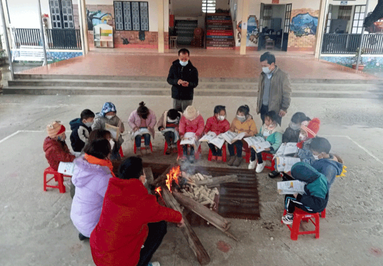 Học sinh Lào Cai căng mình chống chọi với giá rét 1 độ C - 3 Học sinh Lào Cai căng mình chống chọi với giá rét 1 độ C - 3
