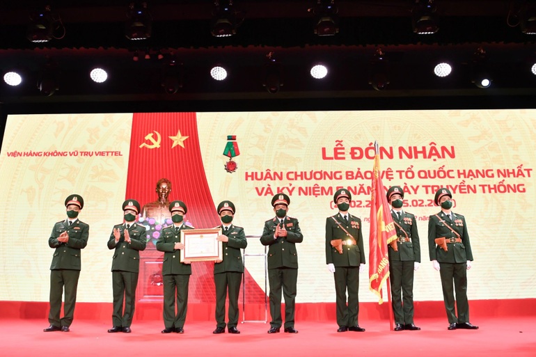 Trao Huân chương Bảo vệ Tổ quốc hạng Nhất cho Viện KH Vũ trụ Viettel - 1 Trao Huân chương Bảo vệ Tổ quốc hạng Nhất cho Viện KH Vũ trụ Viettel - 1