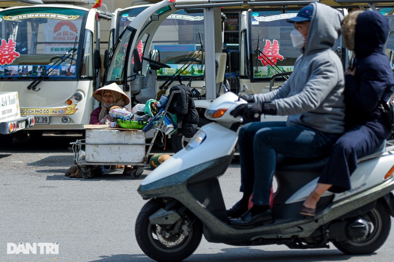 Cụ bà 101 tuổi ôm đàn chó đi nhặt rác, bán hàng rong trong rét buốt Hà Nội - 9 Cụ bà 101 tuổi ôm đàn chó đi nhặt rác, bán hàng rong trong rét buốt Hà Nội - 9
