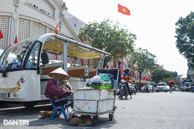 Cụ bà 101 tuổi ôm đàn chó đi nhặt rác, bán hàng rong trong rét buốt Hà Nội - 1 Cụ bà 101 tuổi ôm đàn chó đi nhặt rác, bán hàng rong trong rét buốt Hà Nội - 1