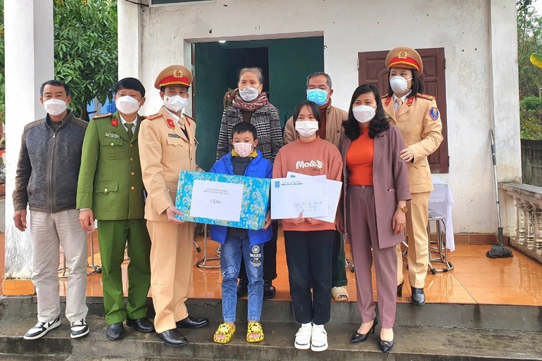 Phòng Cảnh sát giao thông nhận đỡ đầu 11 học sinh có hoàn cảnh khó khăn - 1 Phòng Cảnh sát giao thông nhận đỡ đầu 11 học sinh có hoàn cảnh khó khăn - 1