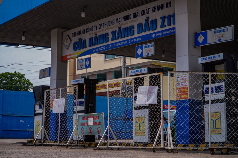Giá xăng cao nhất 17 năm, cây xăng ở TPHCM vẫn vừa bán vừa lo... hết hàng - 2 Giá xăng cao nhất 17 năm, cây xăng ở TPHCM vẫn vừa bán vừa lo... hết hàng - 2