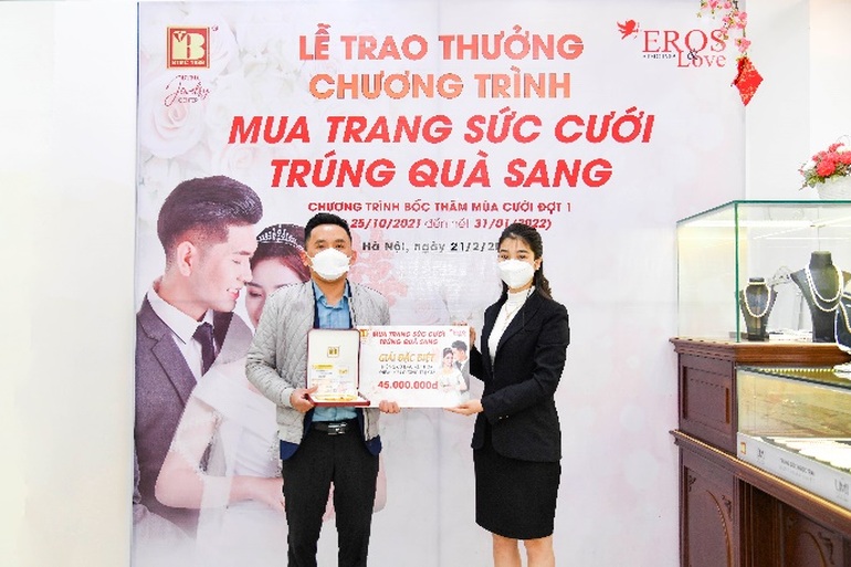 Bảo Tín Minh Châu trao 100 triệu đồng cho khách trúng thưởng mùa cưới đợt 1 - 2 Bảo Tín Minh Châu trao 100 triệu đồng cho khách trúng thưởng mùa cưới đợt 1 - 2