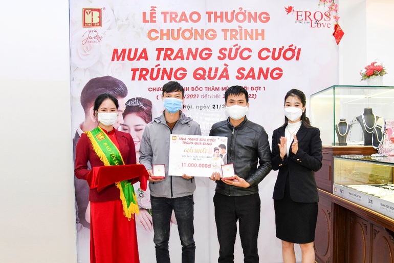 Bảo Tín Minh Châu trao 100 triệu đồng cho khách trúng thưởng mùa cưới đợt 1 - 3 Bảo Tín Minh Châu trao 100 triệu đồng cho khách trúng thưởng mùa cưới đợt 1 - 3